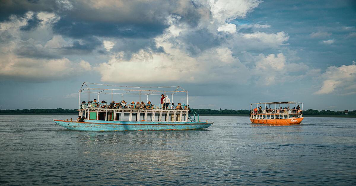 Imagen de dos cruceros sobre el río Gambia