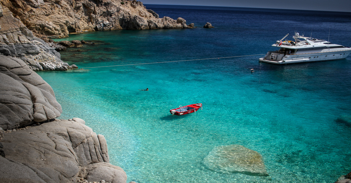 Un crucero junto a un acantilado rocoso de las Seychelles