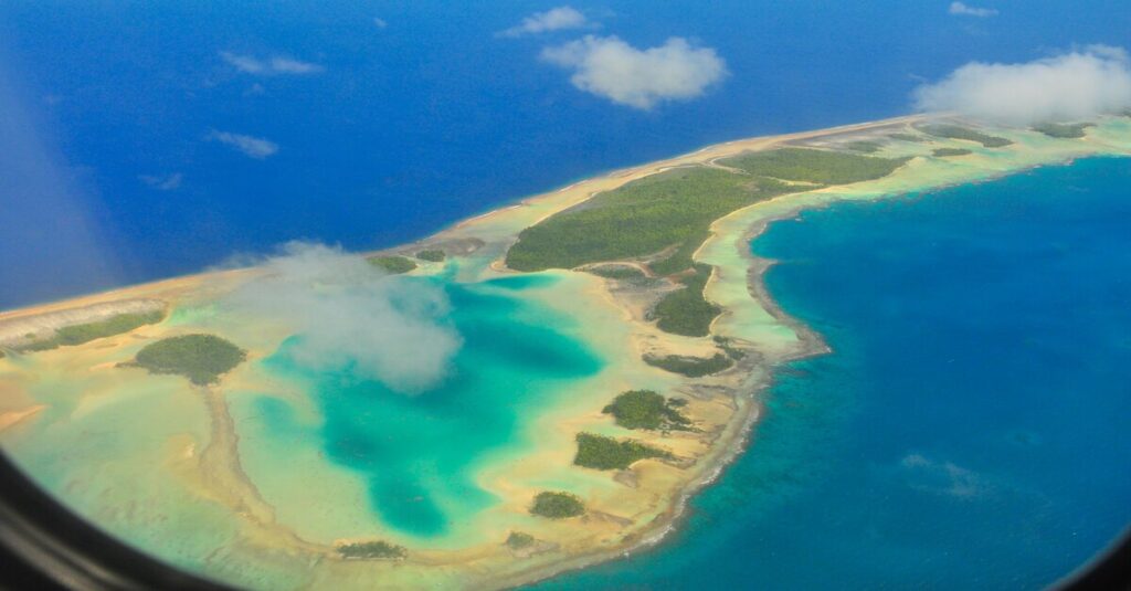 Perspectiva de la famosa Laguna Azul de Rangiroa, en la Polinesia