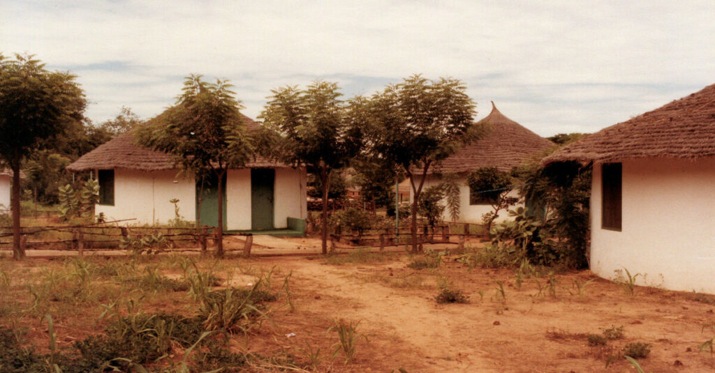 Cabañas de Tendaba, un pueblo de Gambia junto al río 