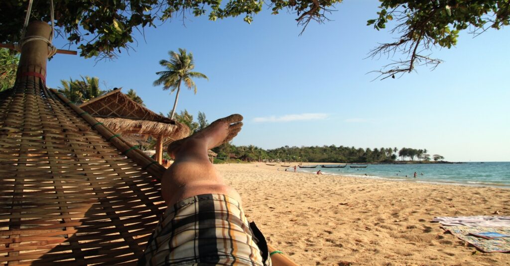 Descansando sobre una hamaca de la playa durante las vacaciones de verano
