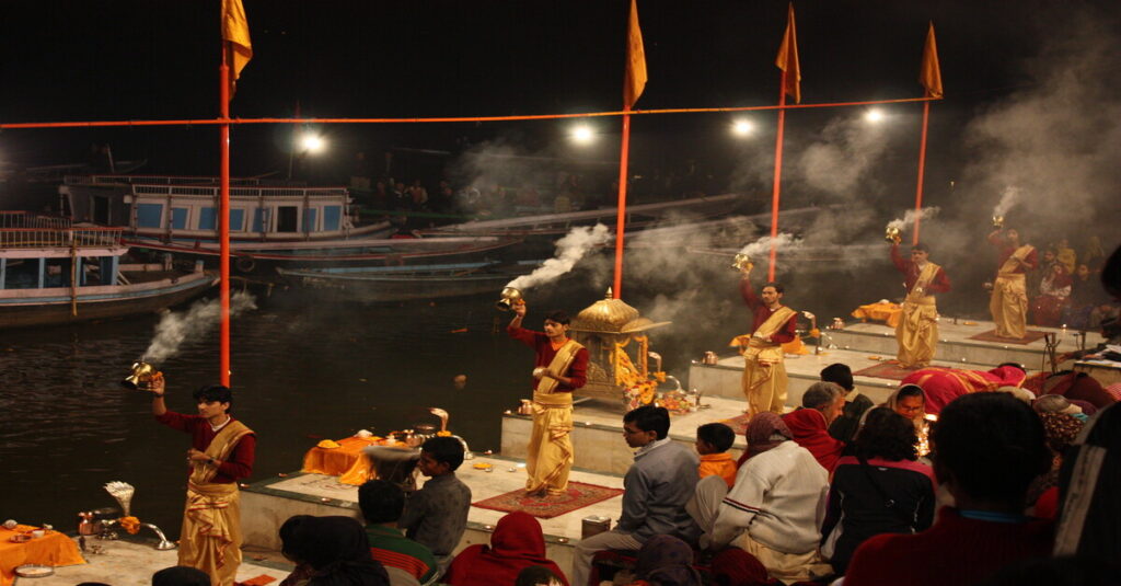 Ceremonia del 'ganga aarti' a orillas del Ganges