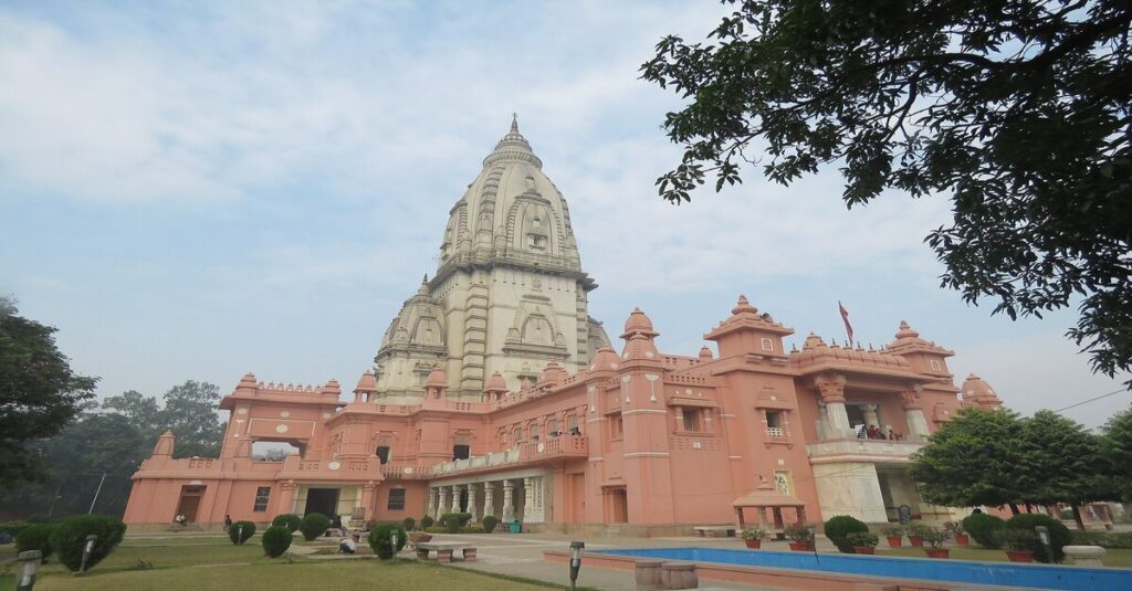 Exterior del templo Kashi Vishwanath, en Varanasi