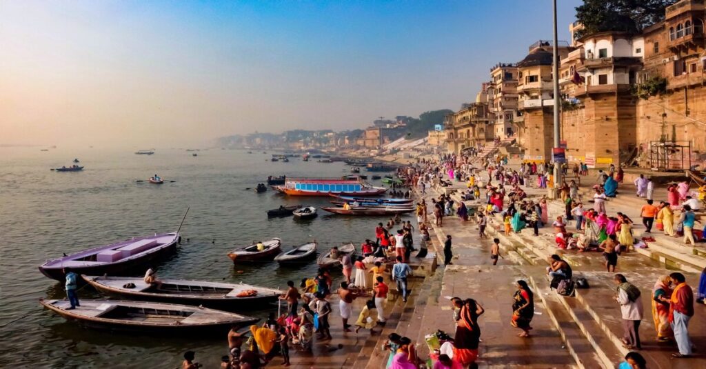 Uno de los 'ghats' de Varanasi, el tótem espiritual de la India
