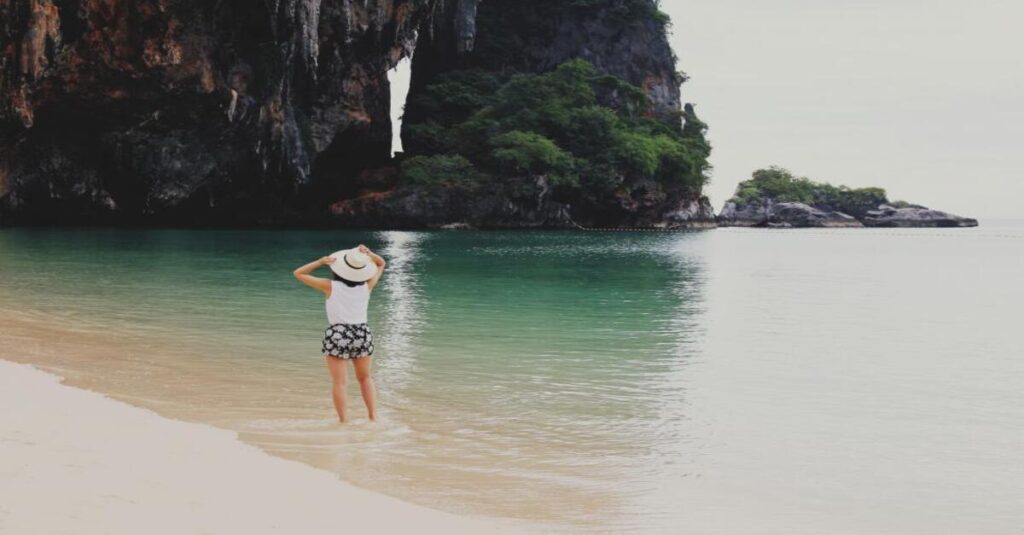 Una viajera en una playa del sudeste asiático