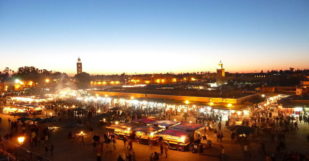 Panorámica de la Plaza de Yamaa el Fna por la noche, uno de los lugares más emblemáticos de Marrakech