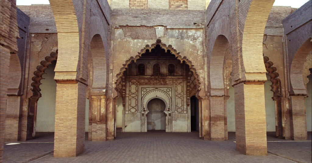 Interior de la Mezquita de Tinmal, con similitudes a la de Córdoba