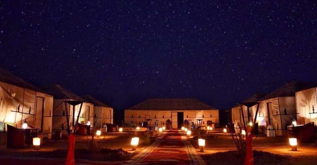 Alojamiento al aire libre bajo el cielo estrellado de Merzouga