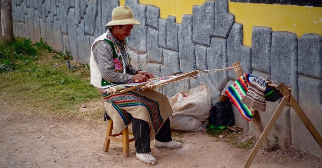 Imagen de una persona tejiendo un poncho