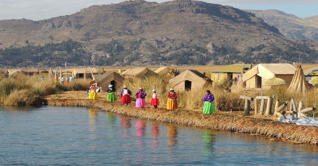 Los uros, un pueblo andino ancestral asentado junto al Lago Titicaca, donde se pone en práctica la filosofía del Sumak Kawsay