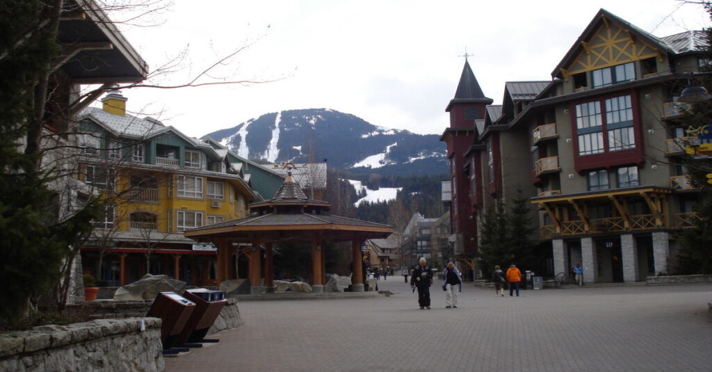 Una de las plazas del pueblo de Whistler 