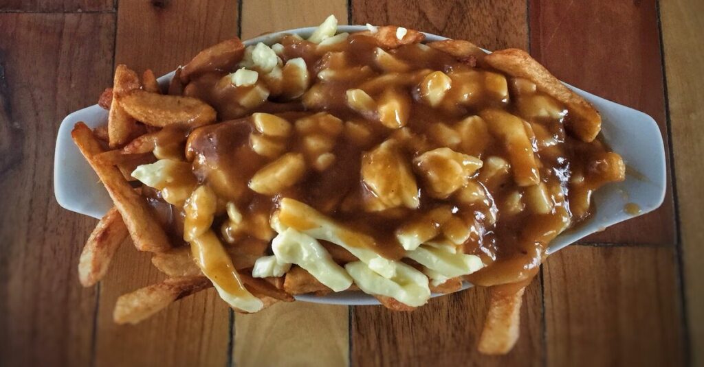 Plato de poutine, emblema de la gastronomía de Canadá