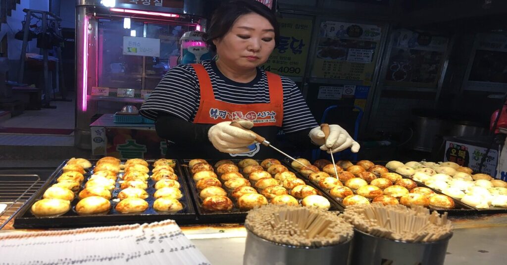 Imagen de una dependienta de un puesto del Bupyeong Kkangtong Market