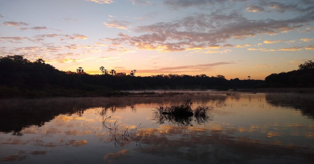 El río Gambia, a su paso por el Parque Nacional Niokolo-Koba de Senegal