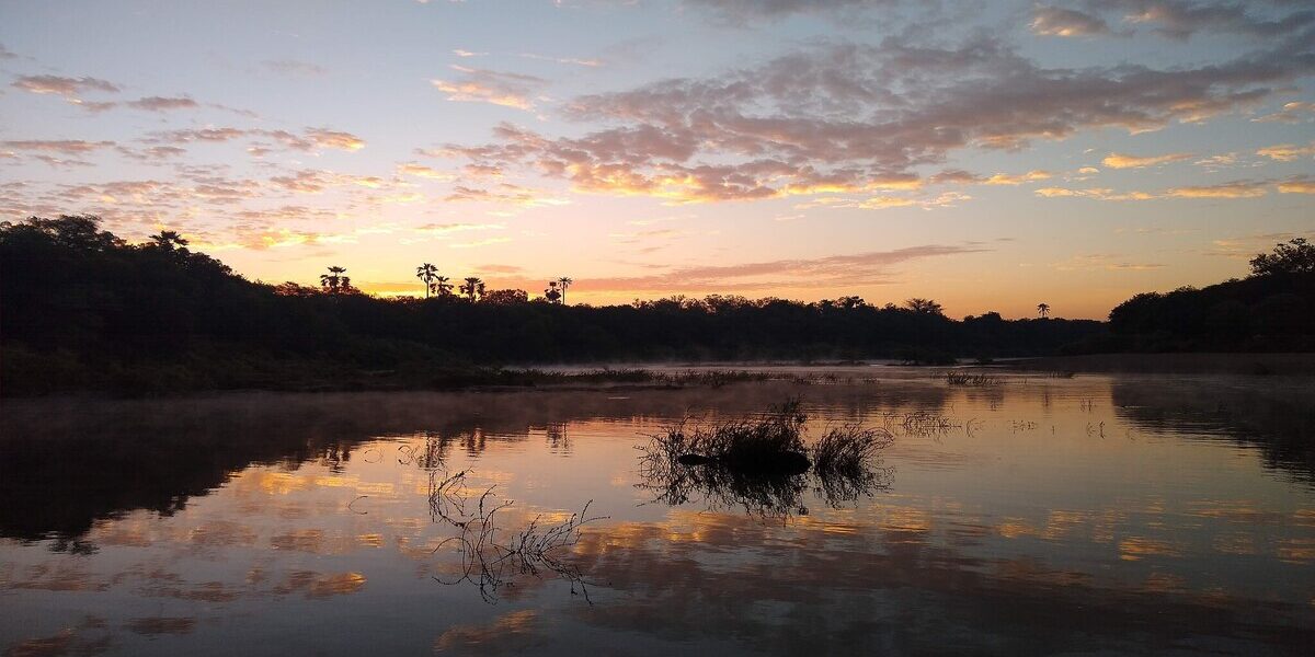 El río Gambia, a su paso por el Parque Nacional Niokolo-Koba de Senegal