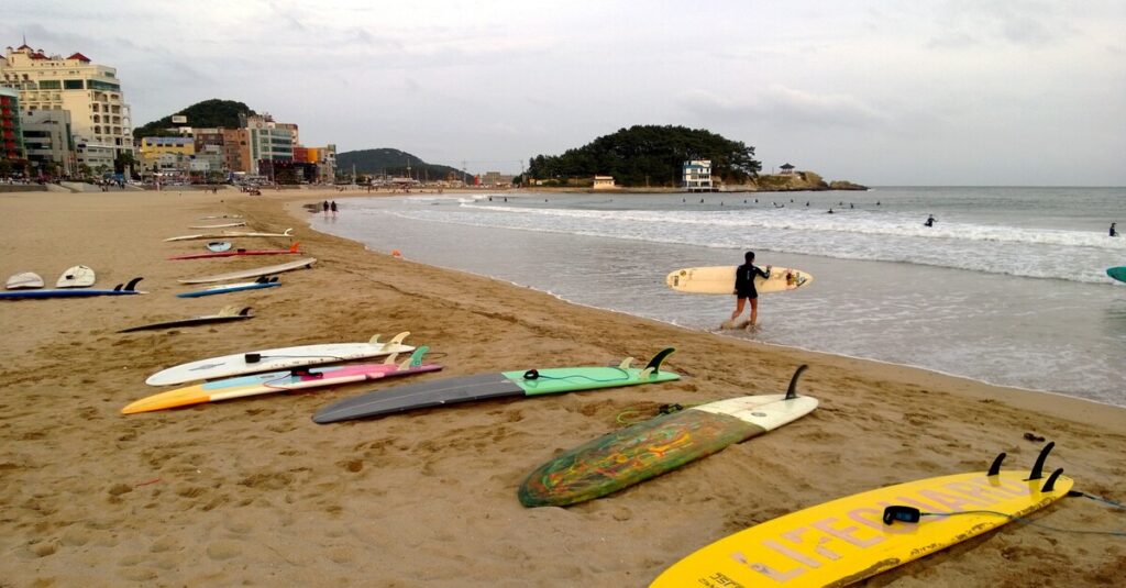 La playa de Songjeong, un paraíso donde practicar surf