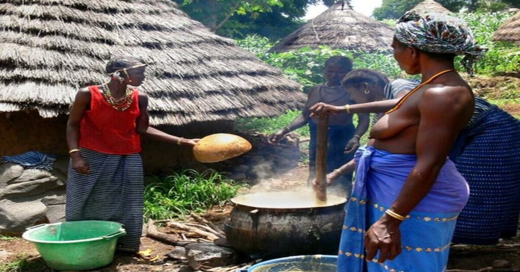 Miembros de una aldea del País Bassari mientras cocinan