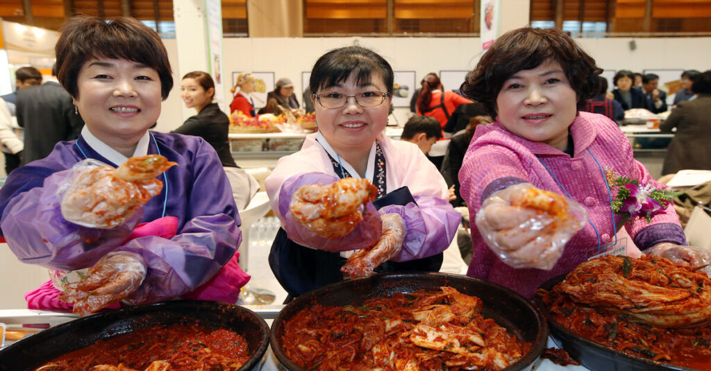 Tres mujeres coreanas en un concurso de preparación de 'kimchi', icono de la gastronomía de Corea del Sur