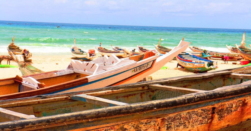 Barcas en la playa de Lompoul sur Mer, de la Grande Côte de Senegal