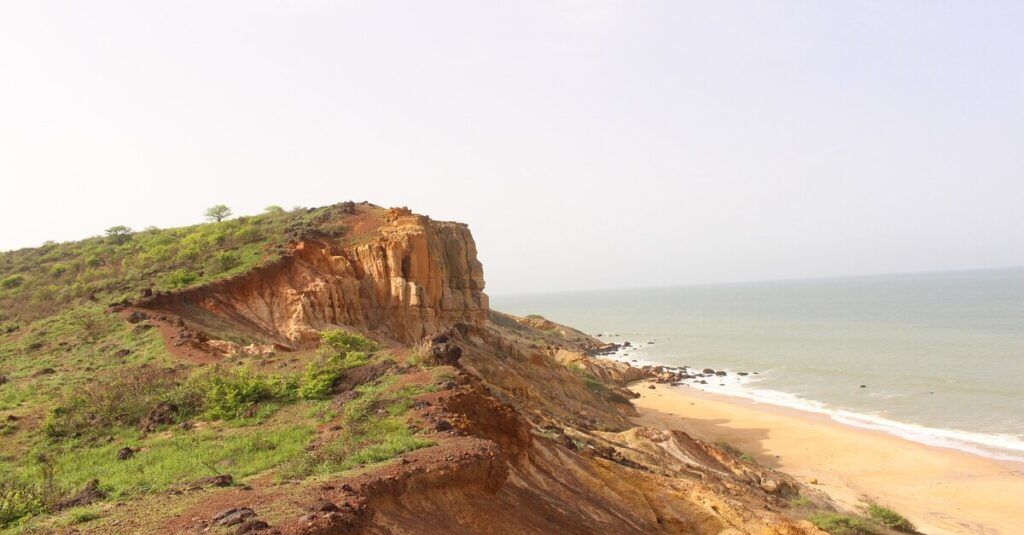 Acantilado en la playa de Popenguine, en la Petite Côte de Senegal