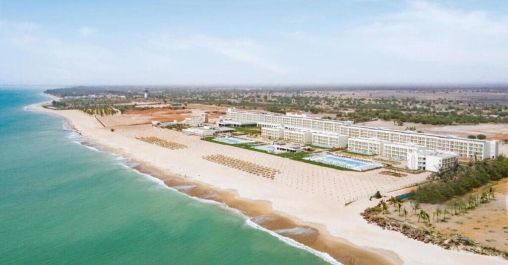 Vista aérea del Riu Baobab en la playa de Pointe Sarène, en la Petite Côte de Senegal