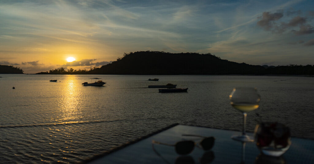 Un cóctel en Mahé al atardecer