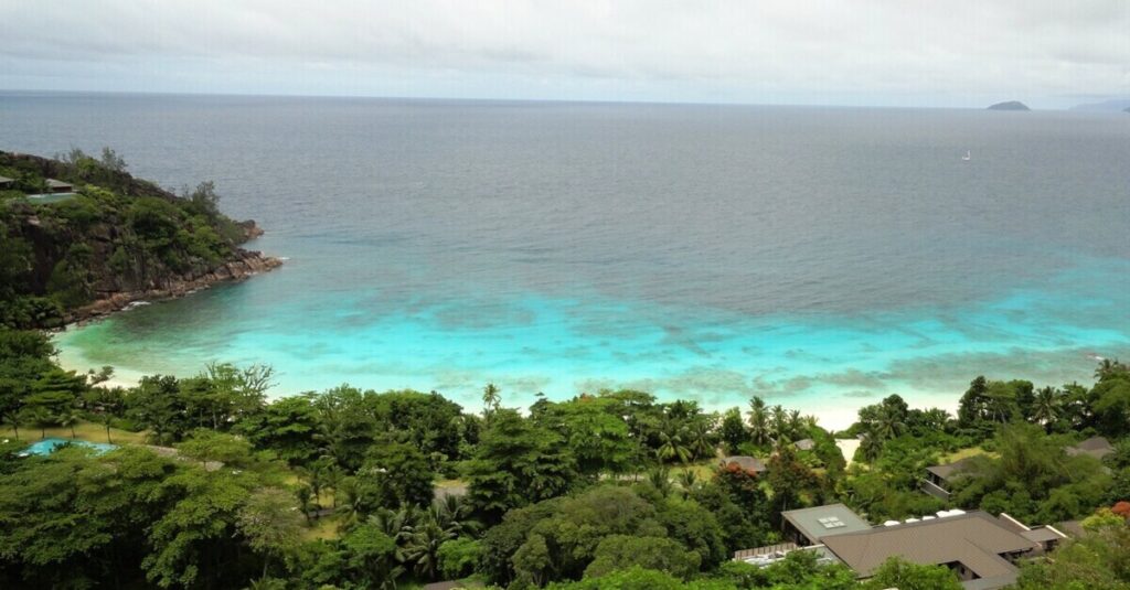 Vista aérea de la playa Petite Anse