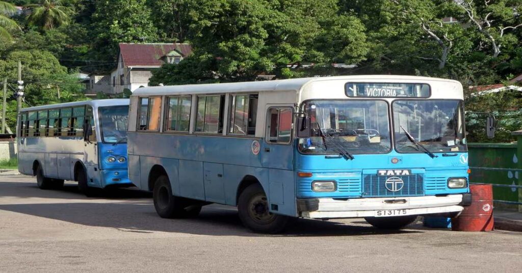 Imagen de un autobús "tata", con el que puedes recorrer la isla de Mahé