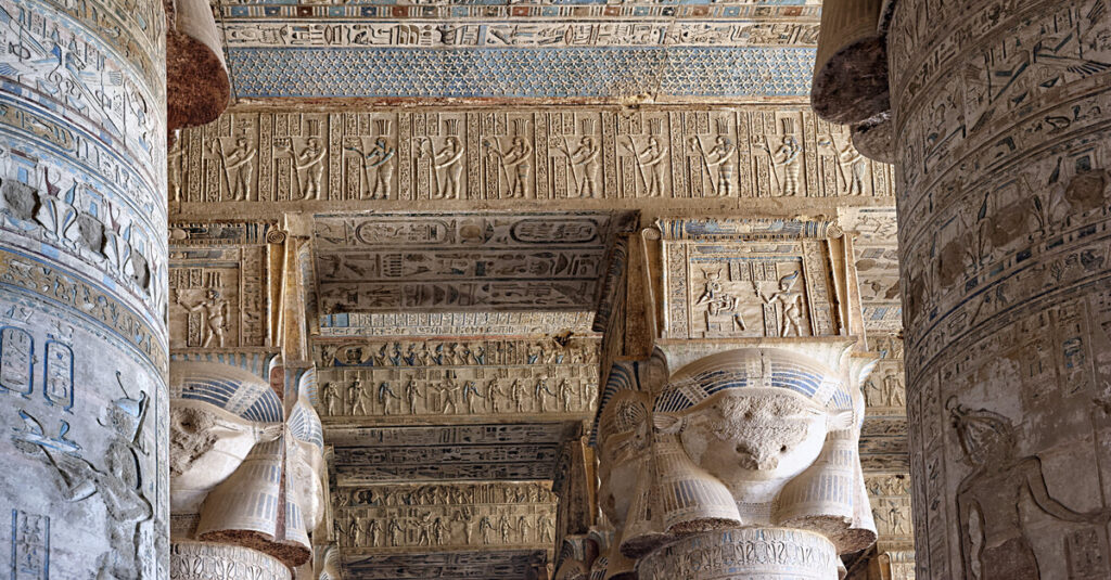 Detalles del templo de Hathor, en Dendera, uno de los más hermosos de Egipto