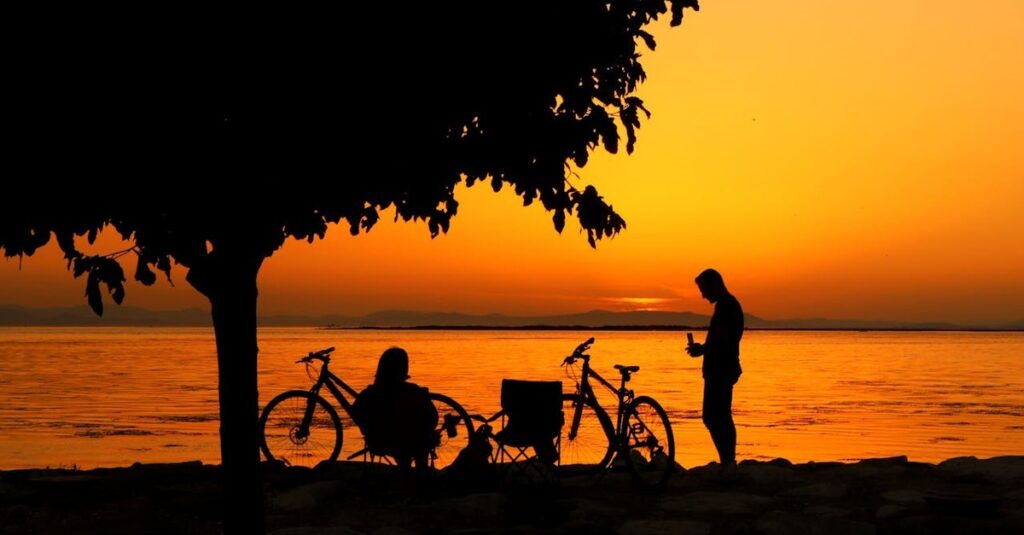 Descansando tras un paseo en bicicleta por la costa de Krabi, al sur de Tailandia