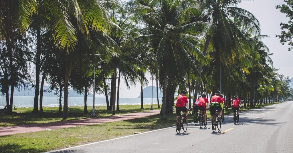 Un grupo recorre en bicicleta la costa de Phuket