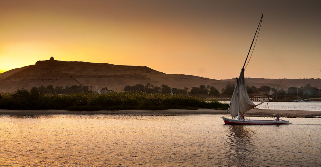 Una puesta de sol en Egipto desde el Nilo