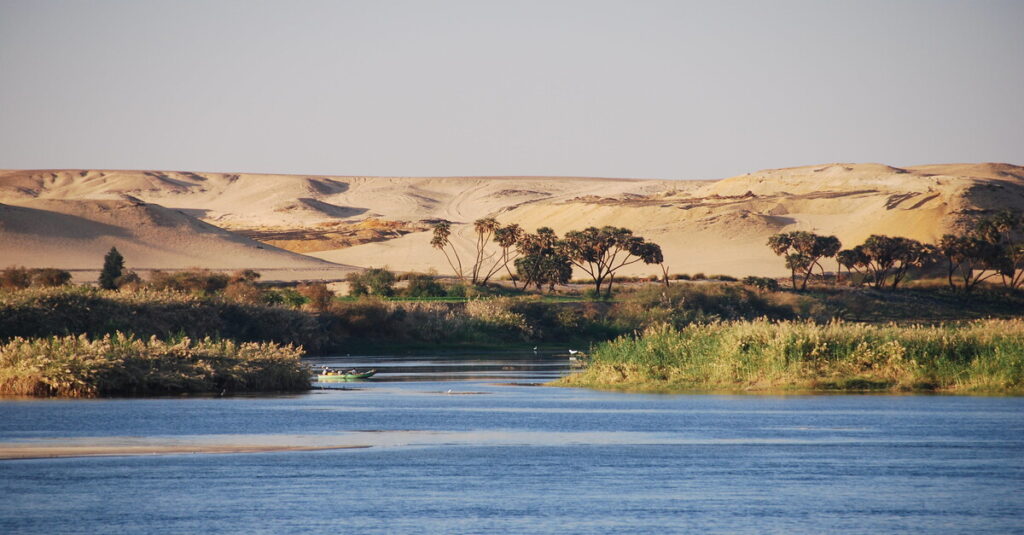 Paso del río Nilo en medio del desierto, en Egipto