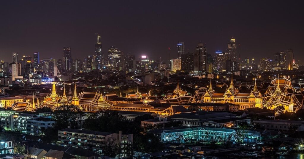 Panorámica nocturna de Bangkok, con sus rascacielos y sus templos iluminados