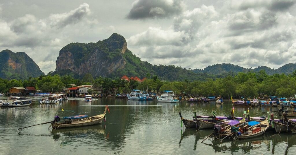 Barcas tradicionales en la costa de Tailandia