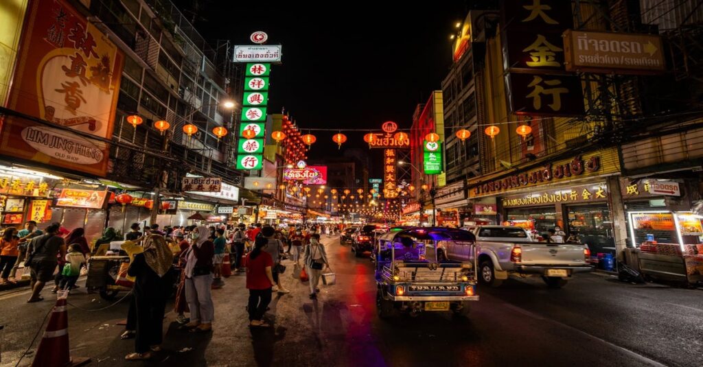 Disfruta de la vida nocturna de Bangkok en tuk-tuk