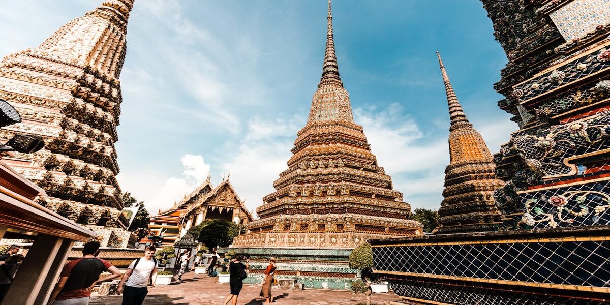 Viajeros visitante unas pagodas en Bangkok, capital de Tailandia