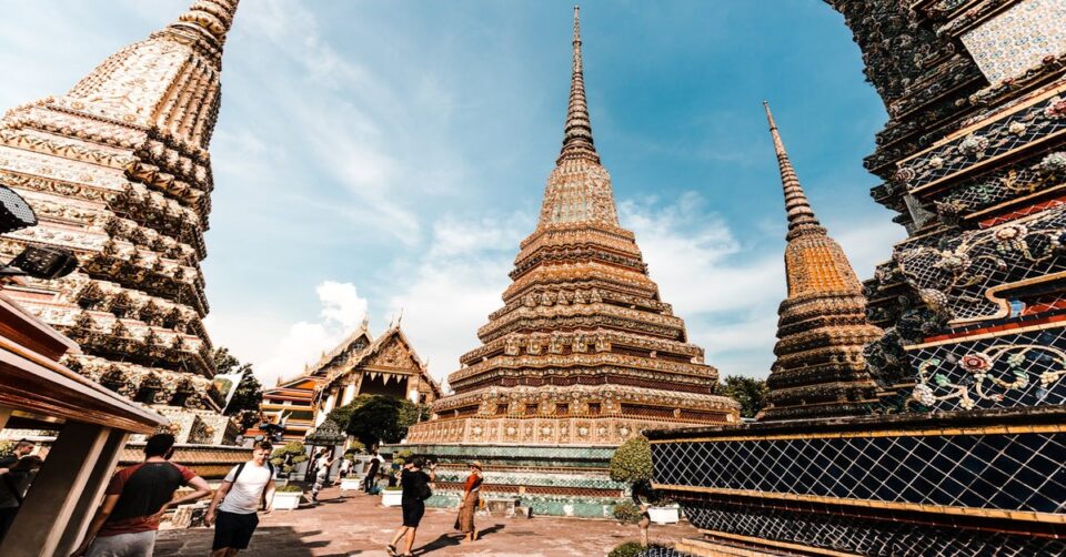 viajeros-templo-bangkok Viajeros visitante unas pagodas en Bangkok, capital de Tailandia