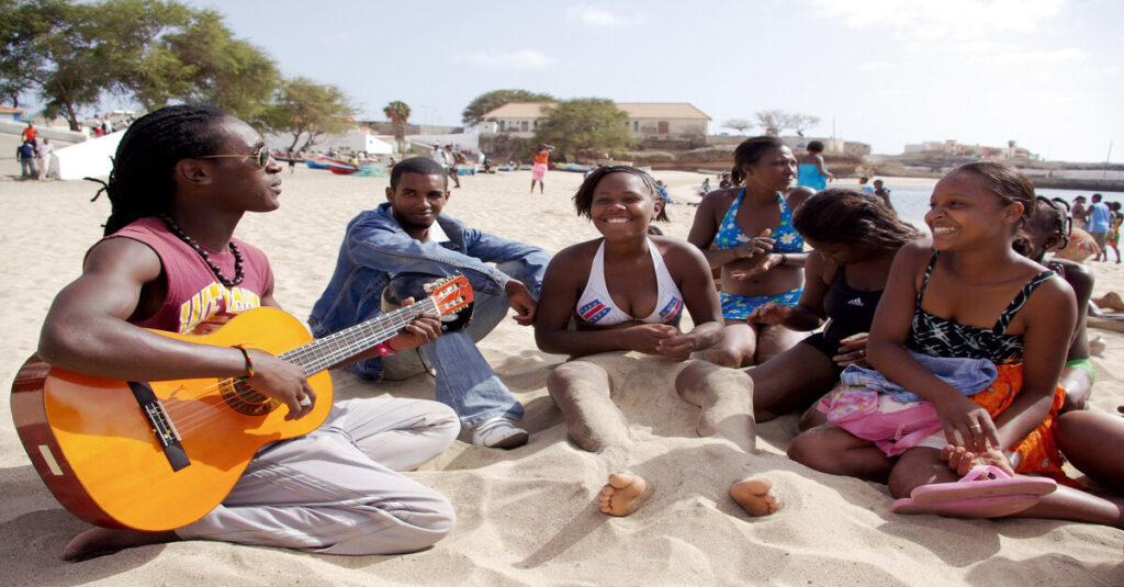 Un grupo de caboverdianos en una de las playas del país