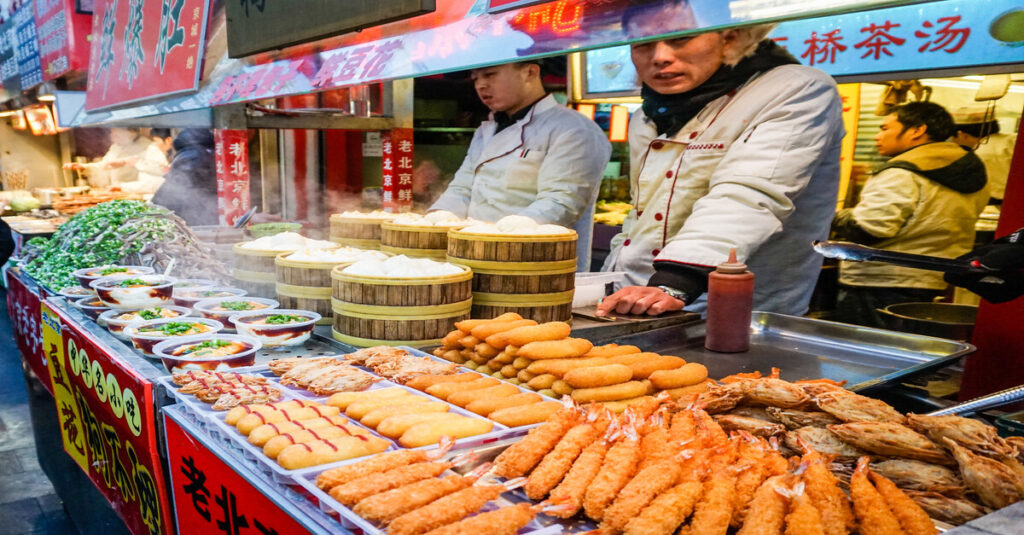 Puesto de comida de un mercado callejero de China