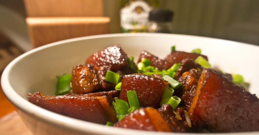 Plato de "hong shao rou", característico de la gastronomía china de Shanghái