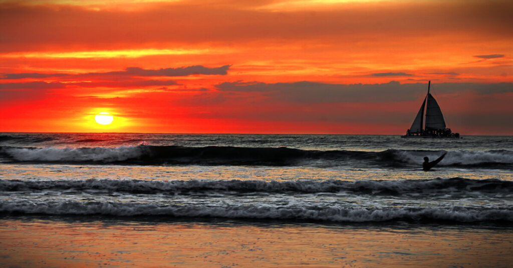 Las playas de Tamarindo, en la costa del Pacífico, son de las mejores para iniciarse en el surf en Costa Rica