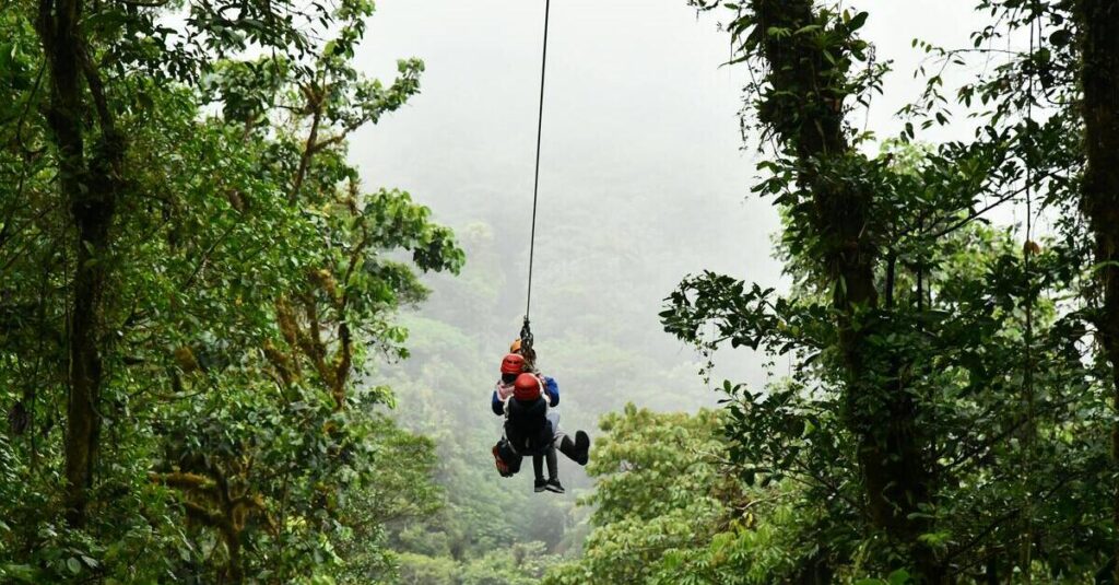La experiencia de la tirolina en Monteverde