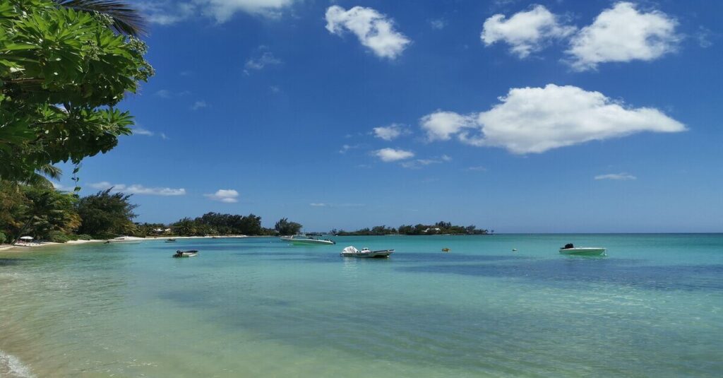 Playa escondida en Pereybere, donde disfrutar de una ruta junto al agua en Mauricio