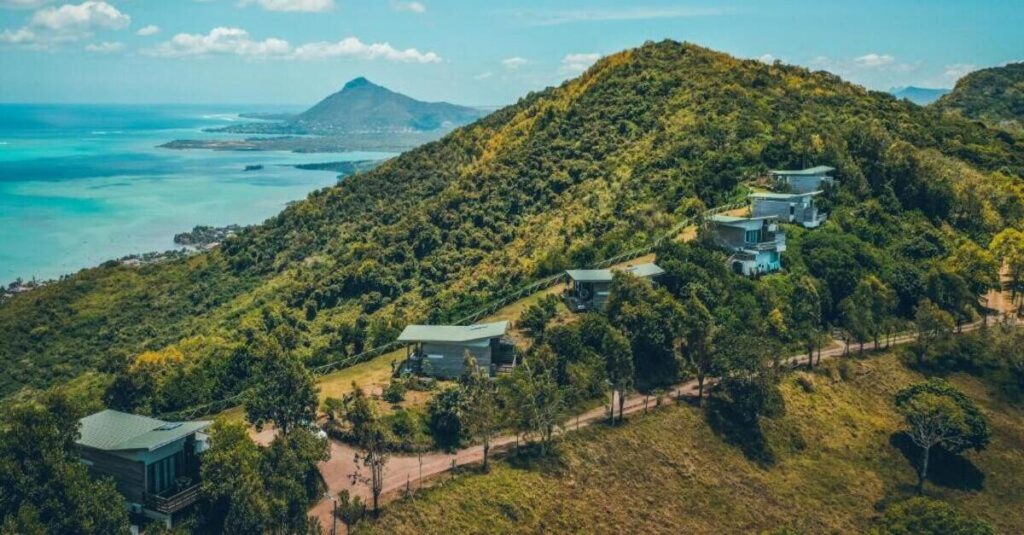Cabañas enclavadas entre montañas, en Chamarel