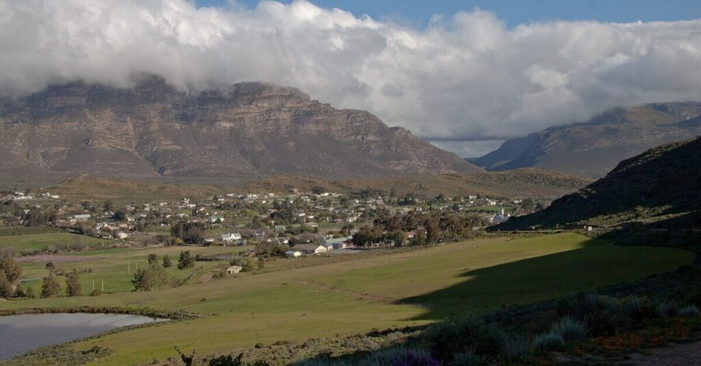 Vista del pueblo sudafricano de Barrydale