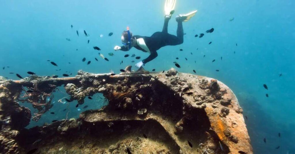 Barco japonés de la Segunda Guerra Mundial hundido en las aguas de Corón