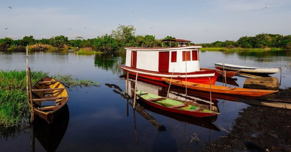 Barcos tradicionales en el Amazonas