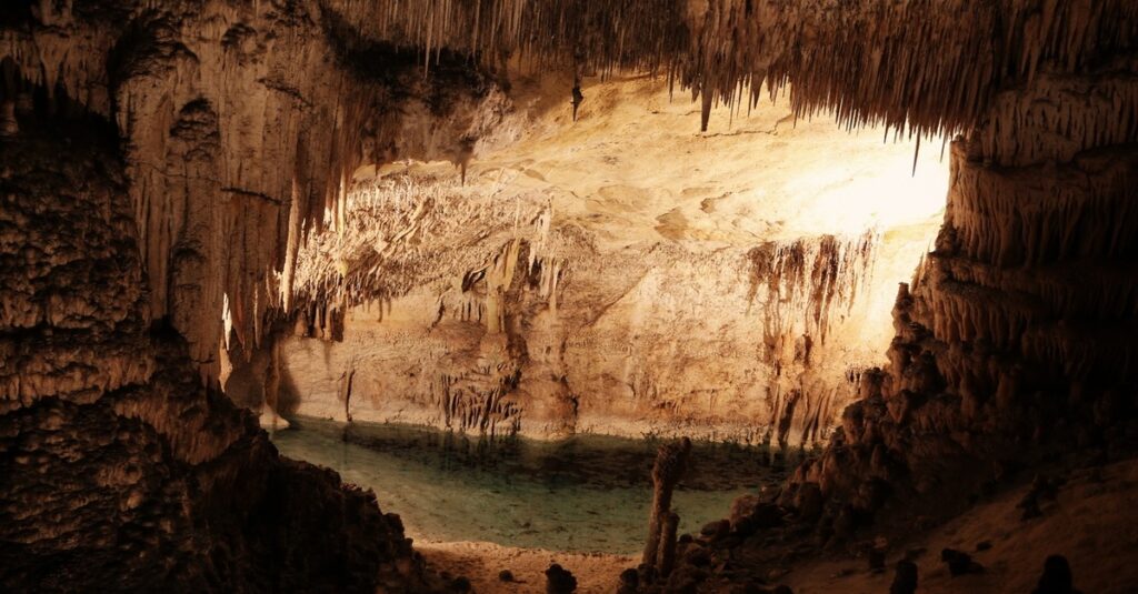 Interior de las cuevas de Sohoton