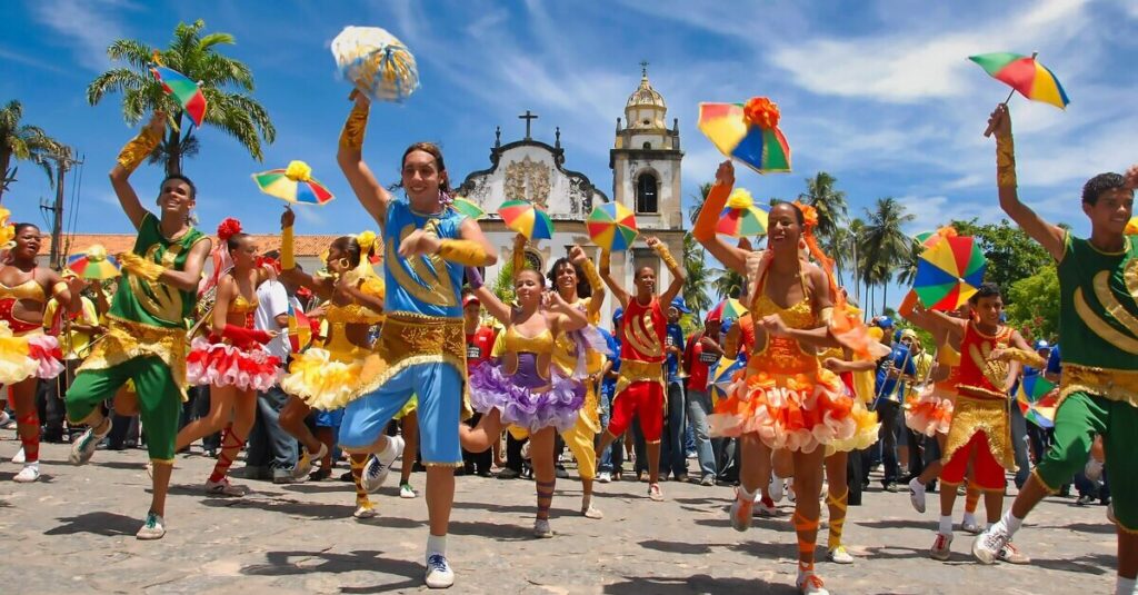 Brasileños bailando frevo en Recife